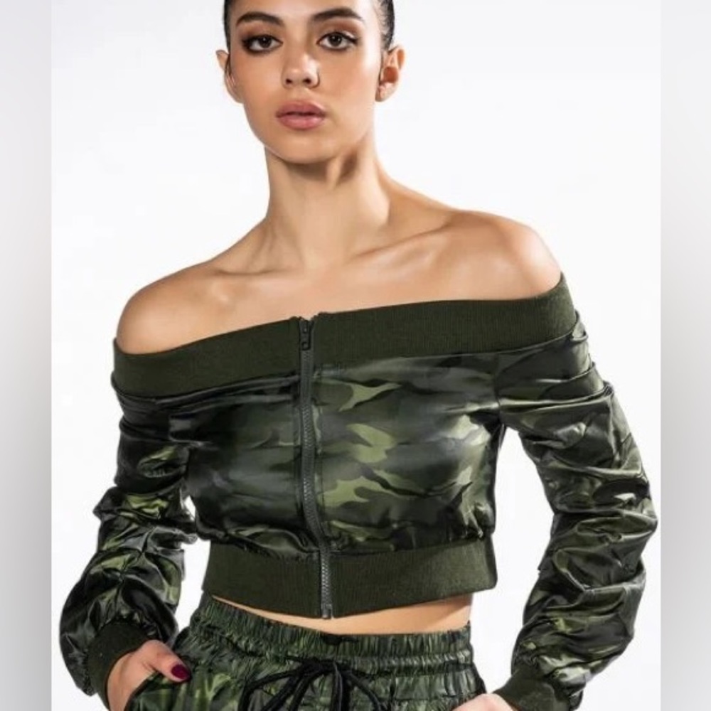 Off the shoulder Camo army print zip up top
Bomber jacket style 
Cropped